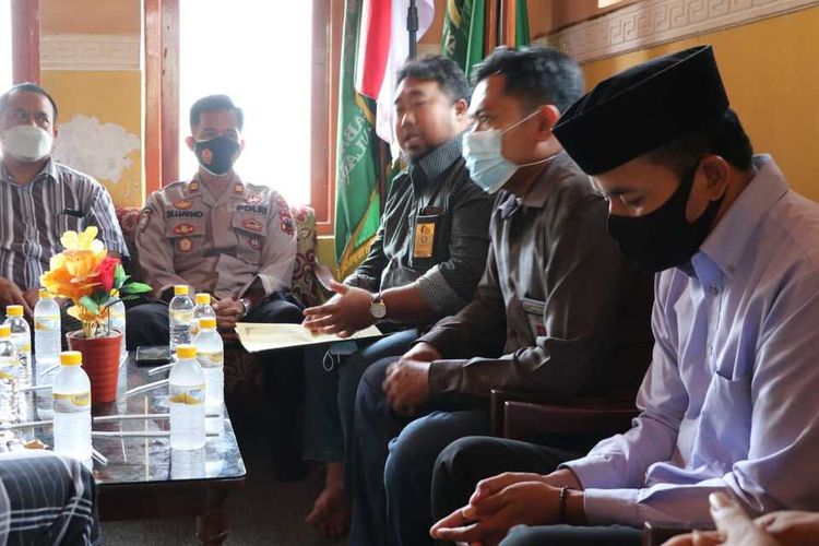 Mediasi kasus pencatutan nama untuk meminta sumbangan di Ponpes Al Kahfi, Kabupaten Kebumen, Jawa Tengah, Kamis (30/12/2021).