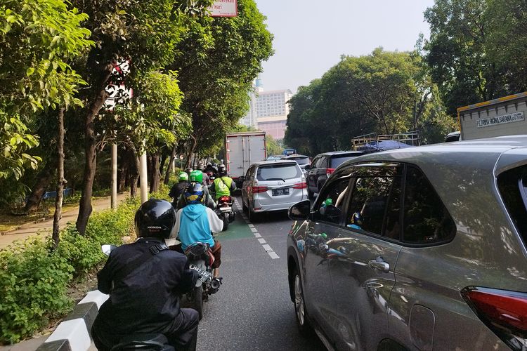 Jalan Daan Mogot, Jakarta Barat, padat merayap pada Senin (21/8/2023). (KOMPAS.com/XENA OLIVIA)