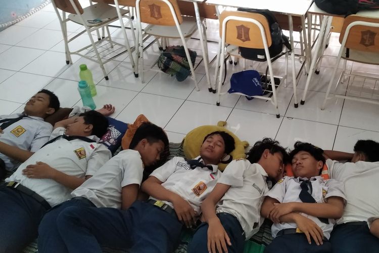 Pelaksanaan program tidur siang yang diterapkan di Sekolah Menengah Pertama Negeri (SMPN) 39 Surabaya, Rabu (22/1/2025) mendapat respons baik dari para siswa.
