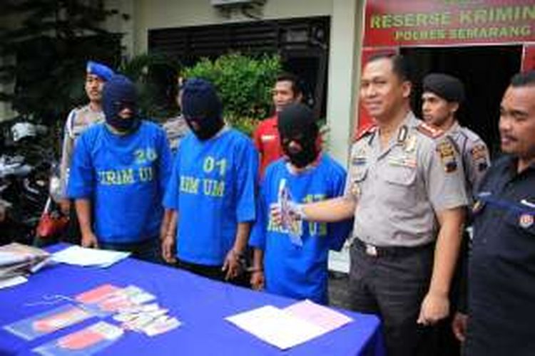  Aparat Polres Semarang menangkap tiga orang tersangka kasus judi kartu remi di Wonoyoso Pringapus, Kabupaten Semarang. Mereka adalah Guruh Siwi Subono, Budiarto dan Suroso.