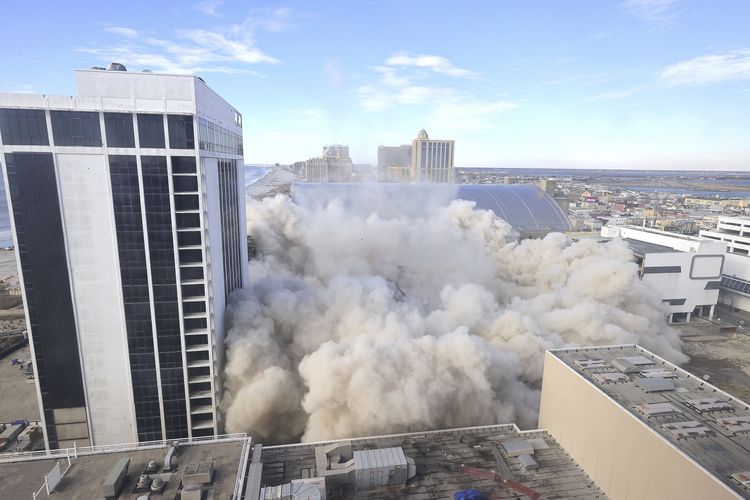 Debu mengepul usai kasino Trump Plaza di Atlantic City, New Jersey, Amerika Serikat, dirobohkan pada Rabu (17/2/2021).