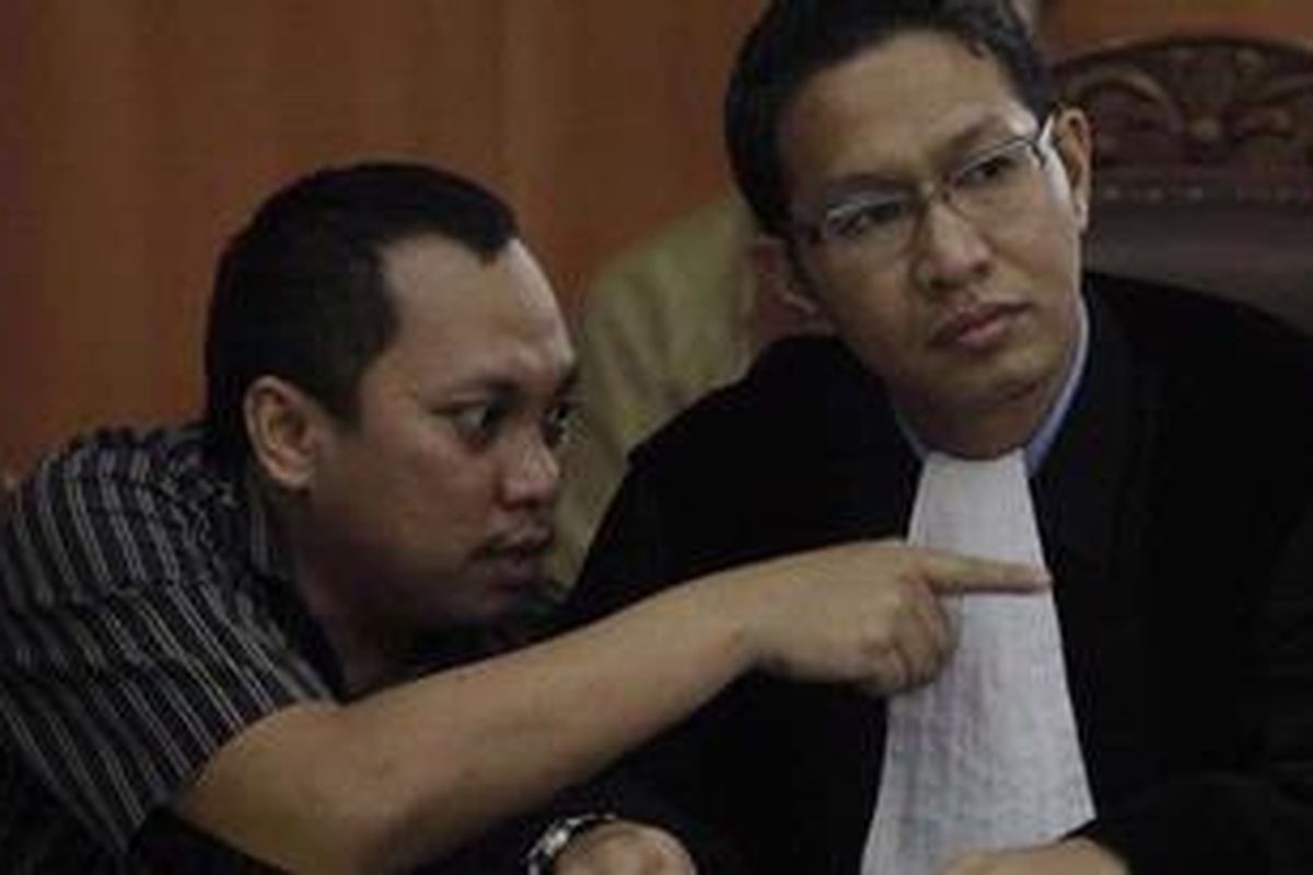 Terdakwa kasus mafia pajak, Gayus H Tambunan, menjalani sidang lanjutan di Pengadilan Negeri Jakarta Selatan, Senin (22/11/2010). Sidang kali ini mengagendakan mendengarkan keterangan dari saksi ahli, yaitu ahli pajak dari Universitas Indonesia, Sri Sunarti, penyidik tim independen Polri, AKBP Daniel Bolly Tifaona, dan penyidik tim independen Polri, AKBP Niko Afinta.  