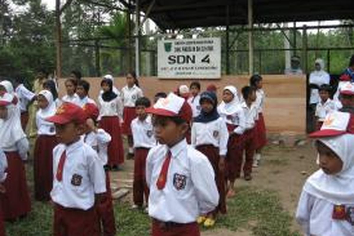 Dari masalah sarana prasarana, akses, hingga kualitas. Mulai pendidikan usia dini hingga perguruan tinggi semua terbelenggu masalah. Padahal, sudah banyak terobosan telah dilakukan Kemdikbud untuk mengeluarkan pendidikan dari berbagai belenggu yang membelitnya 