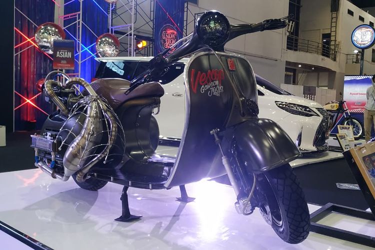 Vespa VBB 1962 garapan Kupu-kupu Malam yang dipajang di booth Indonesian Custom Show di Indonesia International Motor Show (IIMS) Hybrid 2021