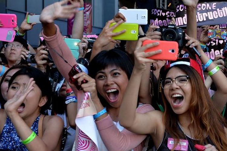 Fans dari grup Girl's Generation berteriak ketika mereka tampil di K-CON (Korean Culture Convention) 2014 di Los Angeles.