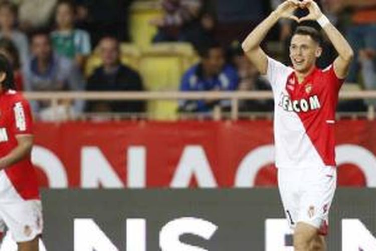 Gelandang AS Monaco asal Argentina, Lucas Ocampos (kanan) dan striker Monaco asal Kolombia, Radamel Falcao (kiri), merayakan kemenangan timnya atas Saint Etienne di ajang Ligue 1, Sabtu (5/10/2013). Monaco menang 2-1.