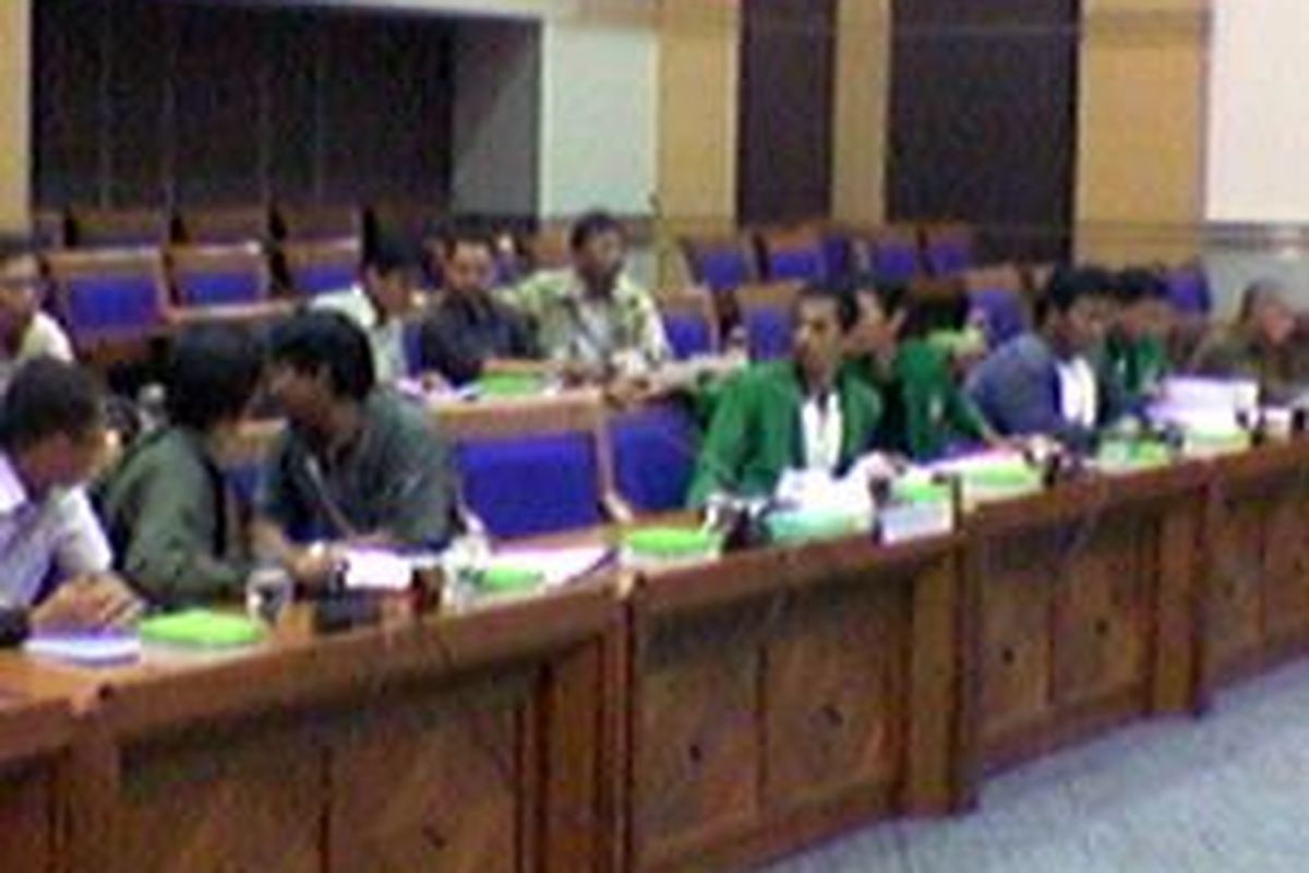 MAhasiswa Unas di Ruang Rapat Komisi III, untuk mengadukan insiden yang terjadi di kampus mereka, Senin (26/5).