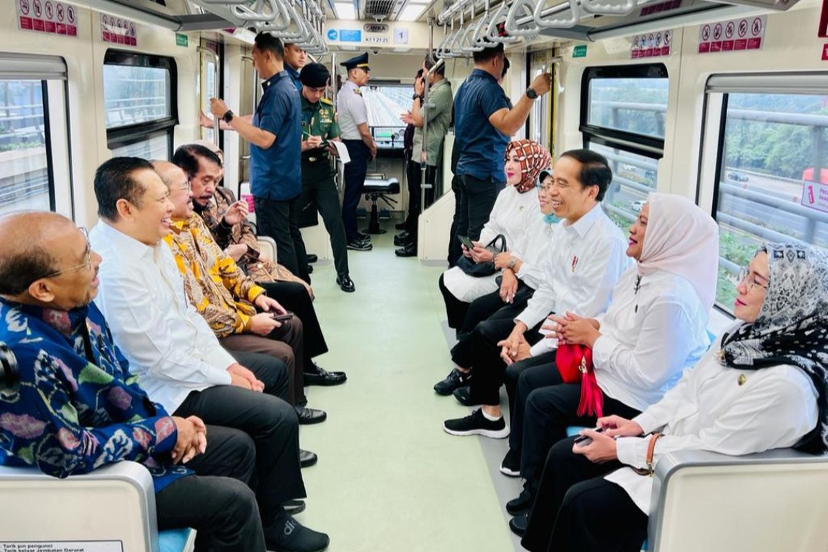 Keterangan Foto:  Presiden Joko Widodo dan Ibu Iriana Joko Widodo bersama pimpinan lembaga negara, para menteri Kabinet Indonesia Maju, serta Ibu OASE KIM menggunakan LRT dari Stasiun LRT Harjamukti, Depok menuju Stasiun Cawang, Jakarta Timur pada Senin (28/8/2023).