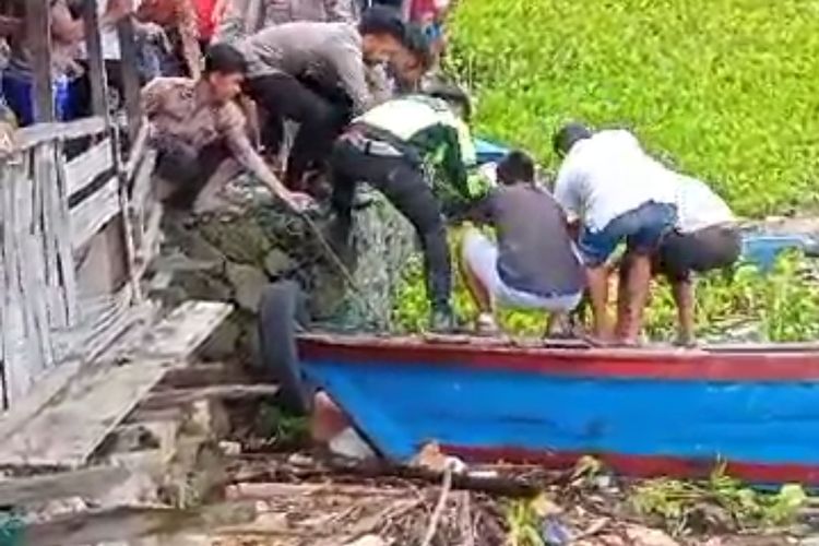 Potongan gambar Tim SAR gabungan saat mengevakuasi jenazah korban banjir bandang di Humbahas, Sabtu (2/12/2023)