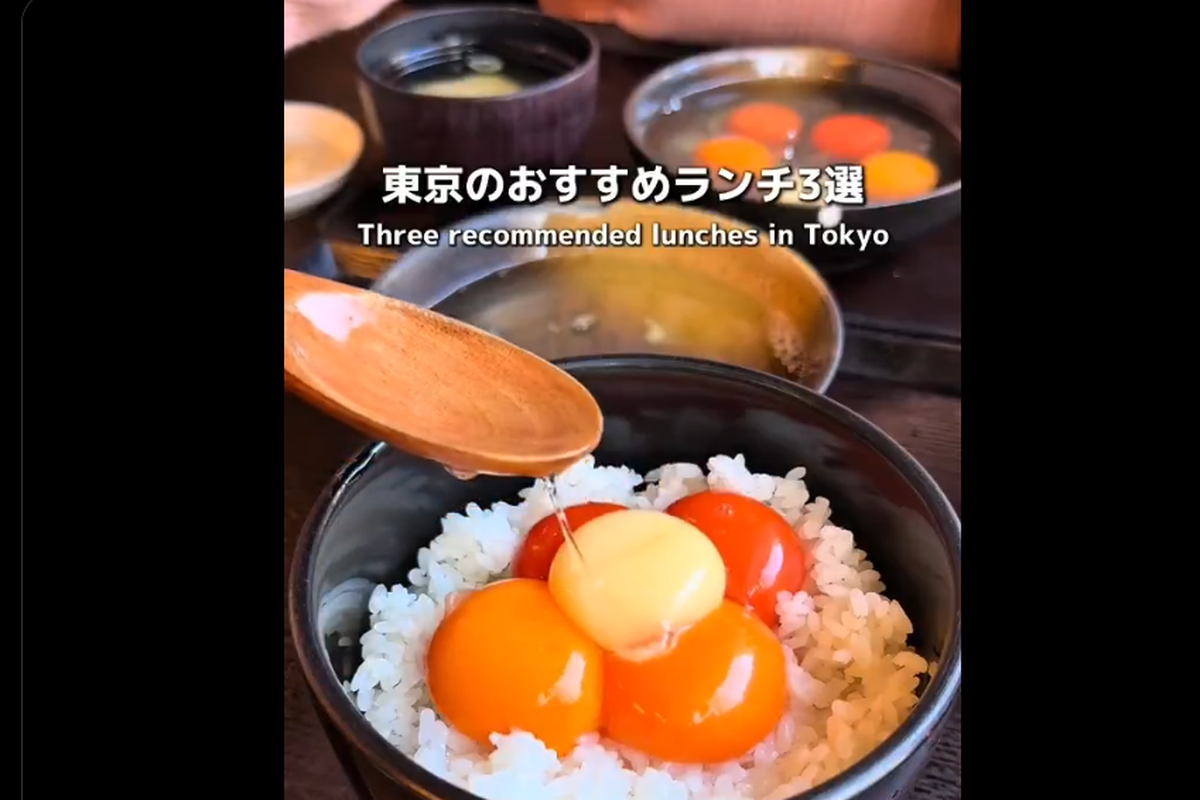 Kuning telur ayam ada yang berwarna putih. 