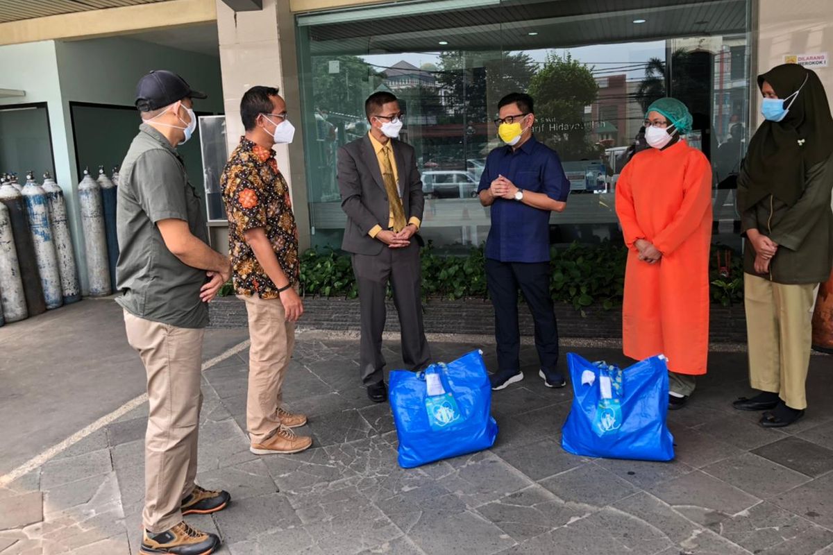 Yayasan Astra Honda Motor (AHM) menyerahkan bantuan bagi tenaga kesehatan di wilayah Tangerang Selatan dan Bogor
