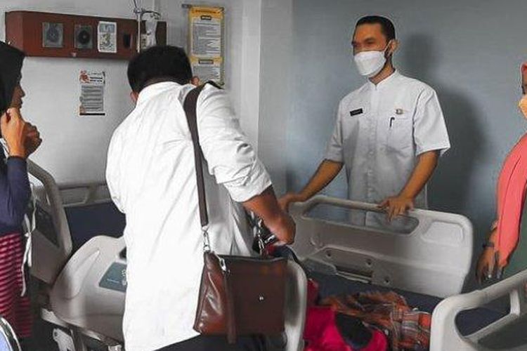 Ibu kandung korban (kiri) tengah mendampingi dokter yang memeriksa korban penganiayaan berupa pemotongan alat vital di Rumah Sakit Umum Daerah Singaparna Medical Center (RSUD SMC) Kabupaten Tasikmalaya, Rabu (21/12/2022)
