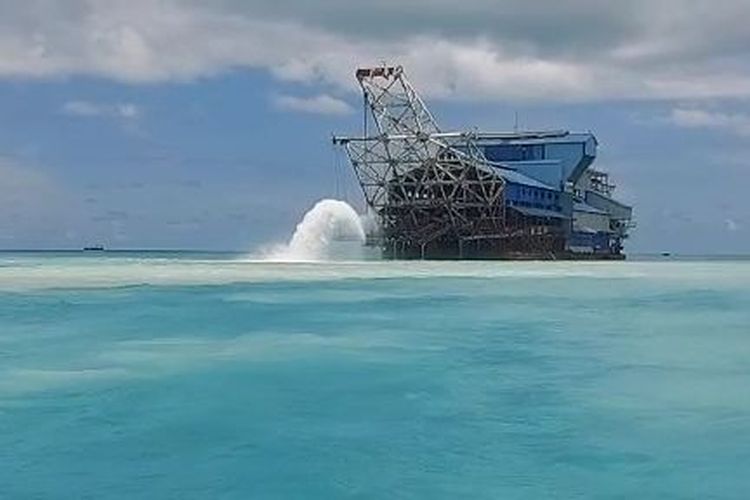 Kapal keruk pasir timah di lepas Pantai Bangka, Senin (12/12/2022). Sebanyak 22 Pekerja di Bangka Belitung Tewas Dalam Kecelakaan Tambang