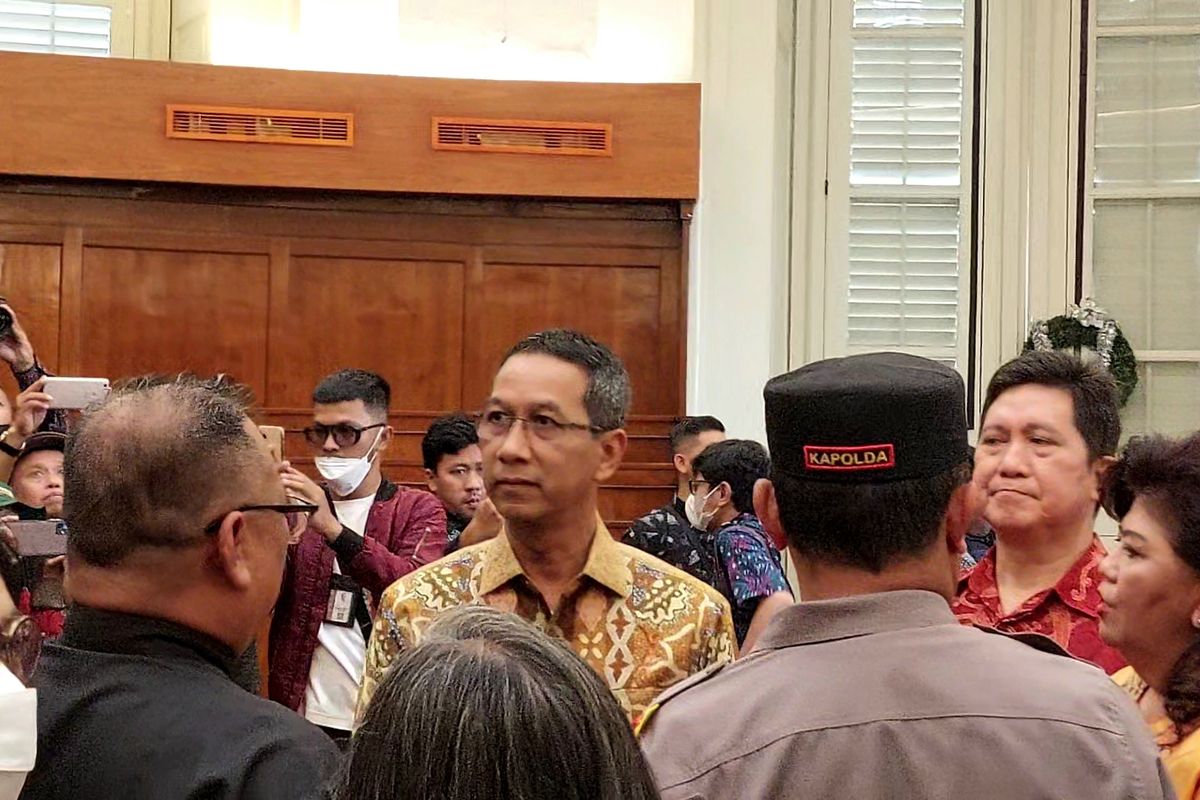Penjabat Gubernur DKI Jakarta Heru Budi Hartono mengunjungi Gereja GPIB Imannuel di Jalan Medan Merdeka Timur di Jakarta Pusat, pada Sabtu (24/12/2022) sore. 