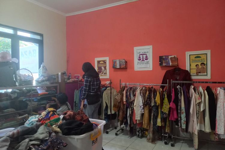 Sejumlah warga sedang memilih baju preloved di LRC-KJHAM yang terletak di Jalan Kauman Raya, Nomor 61, Kecamatan Pedurungan, Kota Semarang, Jumat (28/7/2023).