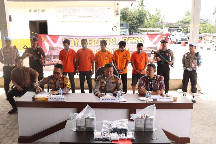 Lima pelaku penyelundupan solar ilegal diamankan Polres Bangka, Jumat (8/9/2023).