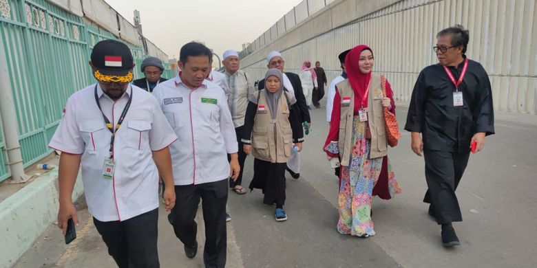 Wakil Ketua Komisi VIII Dewan Perwakilan Rakyat (DPR) Republik Indonesia (RI) Diah Pitaloka (memakai jilbab warna abu-abu) bertemu dengan Direktorat Jenderal (Dirjen) Penyelenggaraan Haji dan Umroh (PHU) Kemenag RI di Maktab Misi Haji Indonesia di Mina, Mekkah, Arab Saudi, Kamis (29/6/2023).