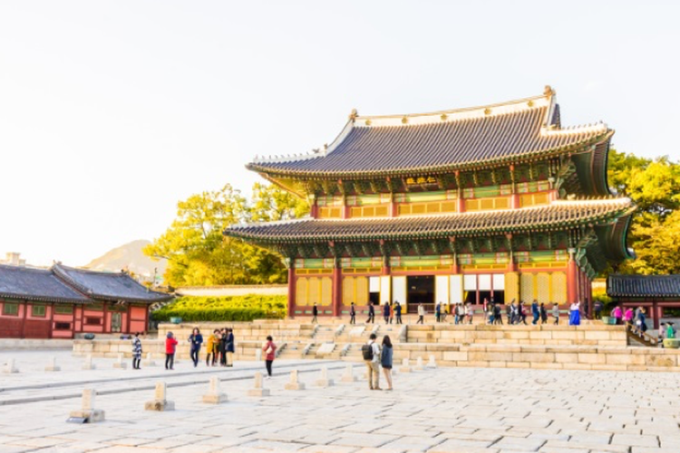 Berlibur mengunjungi tempt historis di Korea Selatan.