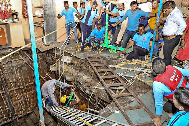 Jumlah korban tewas dalam insiden lantai penutup sumur runtuh di dalam kuil Hindu yang terletak di pusat kota Indore, negara bagian Madhya Pradesh, India pada Jumat (30/3/2023) bertambah. Petugas masih melanjutkan penyelamatan pada Kamis (31/3/2023).