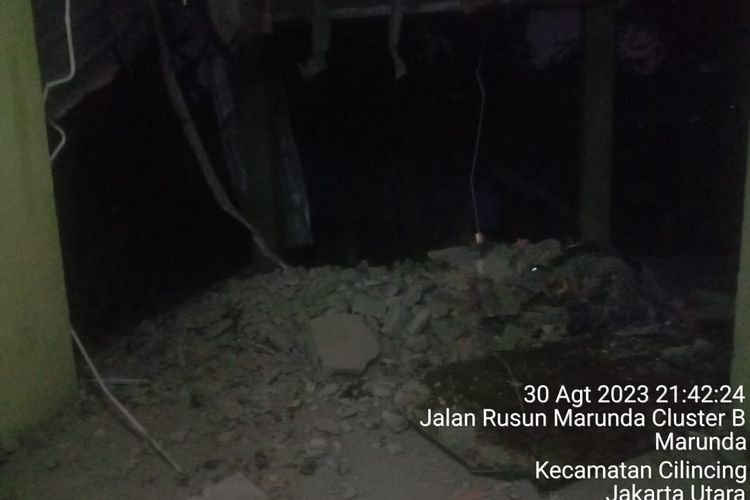 Atap beton Rusunawa Marunda Blok C5 runtuh pada Rabu (30/8/2023). Beruntung, tidak ada korban jiwa atas insiden ini. 