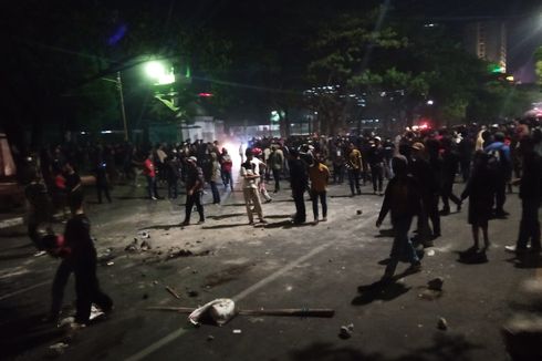 Demo Tolak Kenaikan Harga BBM di Makassar Ricuh, Mobil TNI dan Polisi Dilempari, Wartawan Dikejar