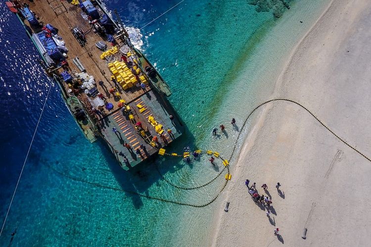 Pemasangan kabel laut untuk memasok listrik di Gili Trawangan, Gili Meno dan Gili Air, Lombok, NTB