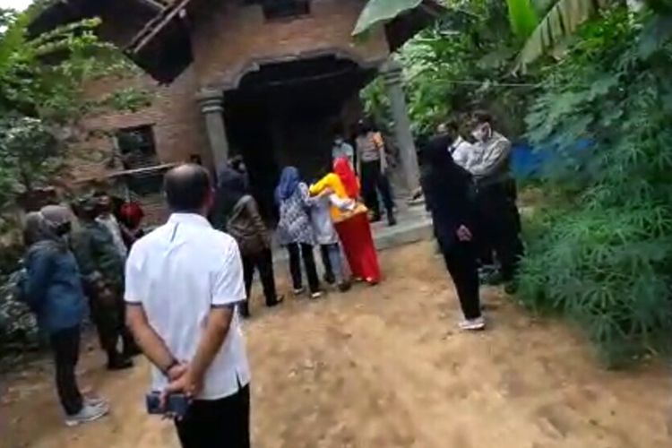 NF (13) pelajar SMP yang menjadi korban pencabulan petugas P2TP2A Lampung Timur dihadirkan dalam olah TKP di Way Jepara, Lampung Timur, Kamis (9/7/2020). (FOTO: Layar tangkap video/LBH Bandar Lampung) 