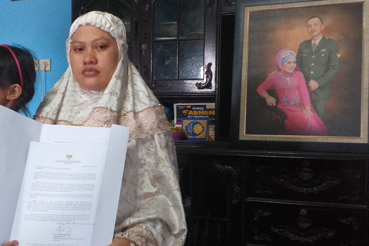 Istri almarhum Serma Rama Wahyudi, Anita (32), memperlihatkan ucapan belasungkawa secara tertulis dari Wakil Tetap RI untuk PBB yang diserahkan Dandenpal 1/4 Pekanbaru Letkol CPL Joto Wirotono Marpaung di rumah duka di Jalan Garuda Sakti, Desa Karya Indah, Kecamatan Tapung, Kabupaten Kampar, Riau, Jumat (26/6/2020).