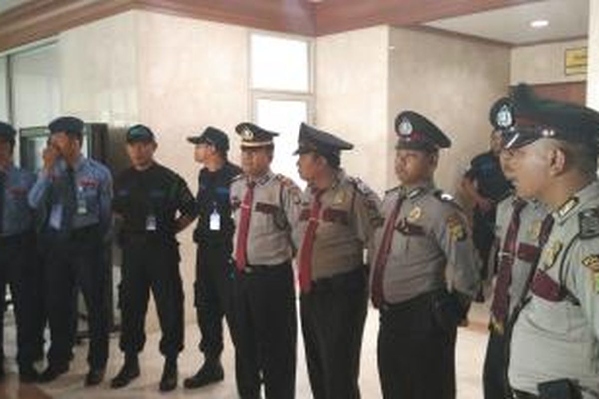 Polisi dan Pamdal berjaga di depan ruang sidang Mahkamah Kehormatan Dewan
untuk mengamankan jalannya pemeriksaan Presiden Direktur PT Freeport
Indonesia Maroef Sjamsoedin dan pengusaha minyak Riza Chalid
