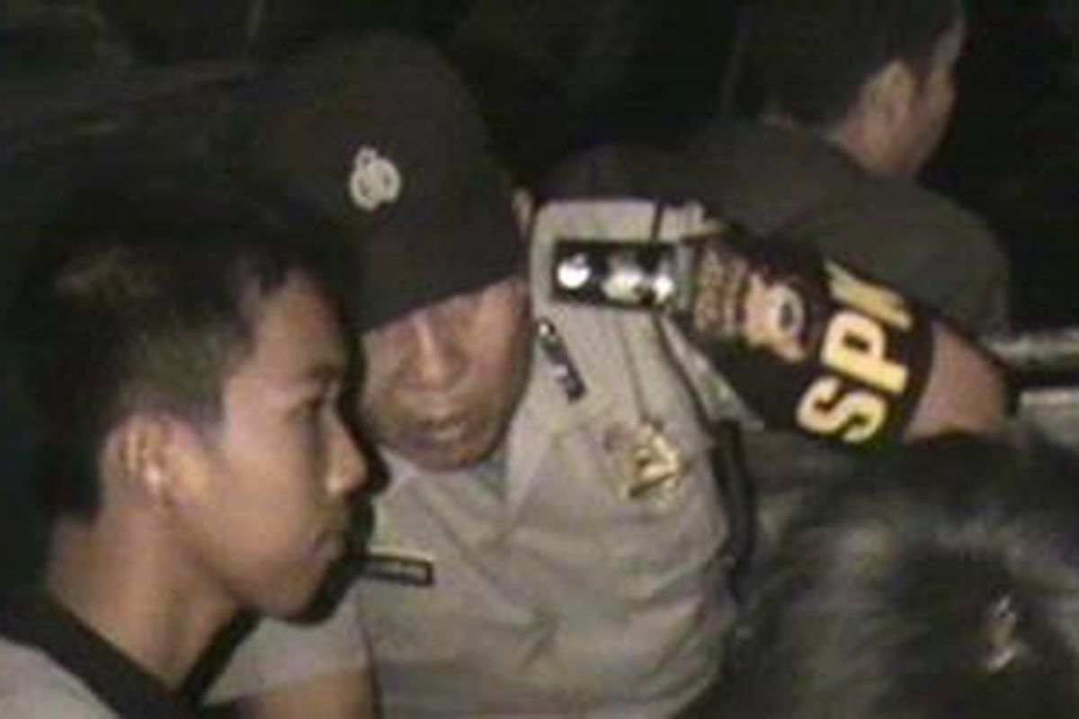 Aparat Kepolisian Sektor Taneteriattang tengah memintai keterangan salah seorang warga yang pertama menemukan mayat bayi, Rabu (5/9/2012).