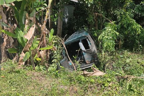 Mobil Terjun ke Kubangan di Jalan Daendels, 8 Orang Luka-Luka, Salah Satunya Bayi 8 Bulan