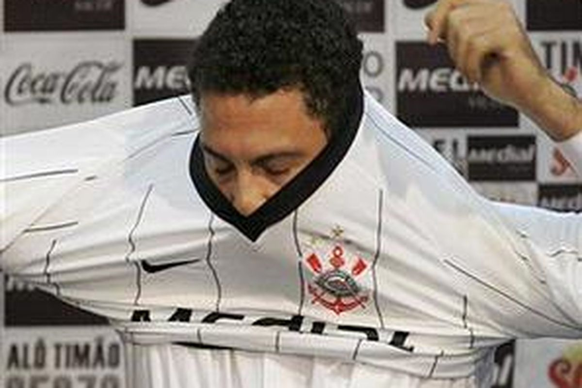 Striker Corinthians, Ronaldo, baru saja selesai operasi patah tangan.