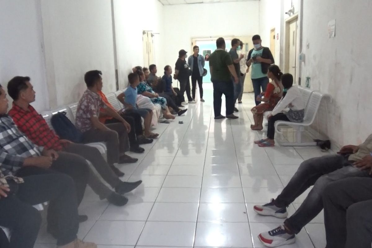 Suasana luar Ruang Mayat Rumah Sakit Umum Daerah dr M Thomsen Nias, Sumatera Utara, saat berlangsung otopsi jenazah siswa SMK yang tewas setelah dianiaya kepala sekolahnya, Kamis (18/4/2024).