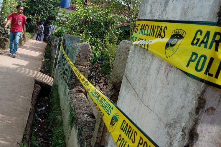 Seorang warga melintas di depan rumah salah satu tersangka pembunuh berantai di wilayah Kabupaten Cianjur, Jawa Barat, Jumat (20/1/2]23).
