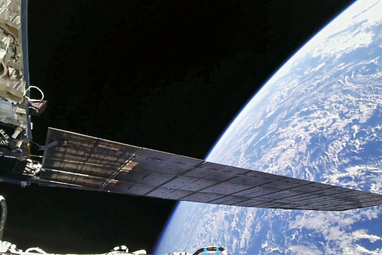 Amazon dikabarkan mengakuisisi Globalstar, perusahaan penyedia layanan telekomunikasi satelit orbit rendah Bumi (low Earth orbit/LEO). Nilai kesepakatan ini mencapai 11,57 miliar dollar AS atau sekitar Rp 197,7 triliun (kurs Rp 17.100 per dollar AS).