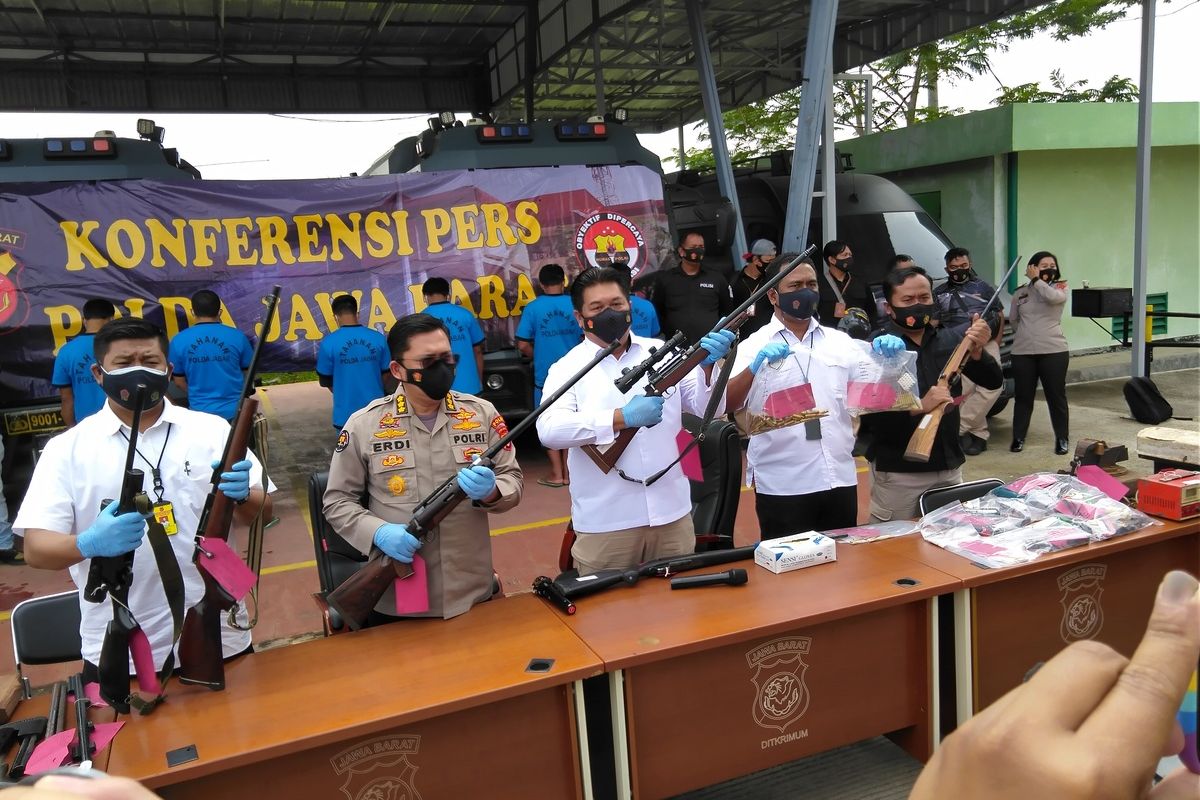 Polisi tengah merilis pengungkapan perakit senpi ilegal yang bisa digunakan sniper, salah satu pelaku belajar merakit senpi ketika menjadi anak buah kapal kargo di Rusia.