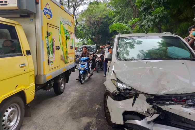 Sebuah kendaraan jenis Wuling terparkir di pinggir jalan depan TPU Tanah Kusir, Jakarta Selatan, setelah bertabrakan dengan pengendara kendaraan bermotor lainnya, Selasa (26/5/2020)
