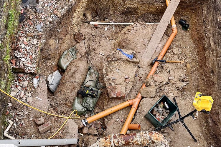 Lokasi di mana bahan peledak ditemukan di belakang rumah di Natalie Jary di Plymouth, Inggris.