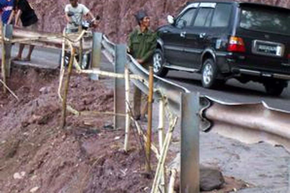 Para petugas sedang memperbaiki jalan menuju Astana Giribangun yang longsor pada Rabu sore. 