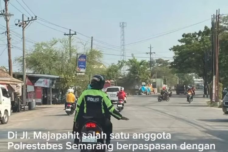 Polisi gadungan di Kota Semarang, Jawa Tengah saat menjalankan aksinya di jalan raya.