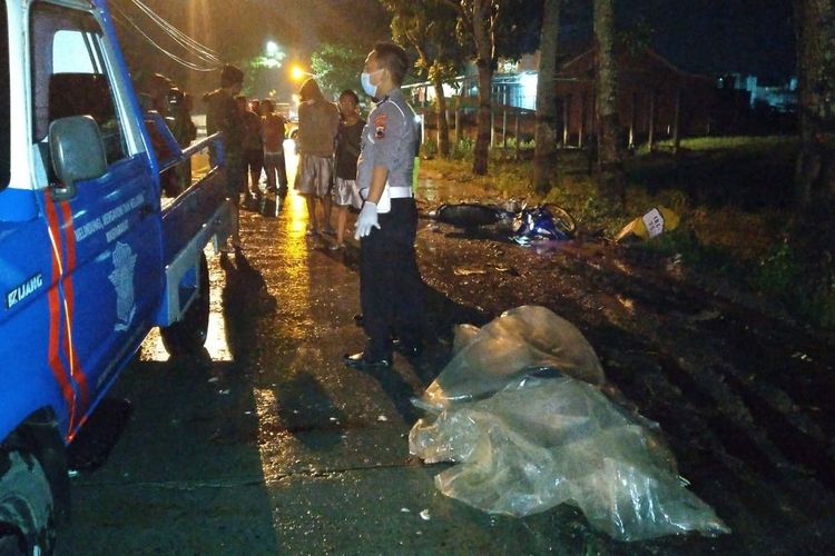 Dua pemotor tewas setelah menabrak ekor mobil pikap dan terlindas truk di jalan raya Desa Bajong, Kecamatan Bukateja, Purbalingga, Jawa Tengah, Rabu (16/3/2022).