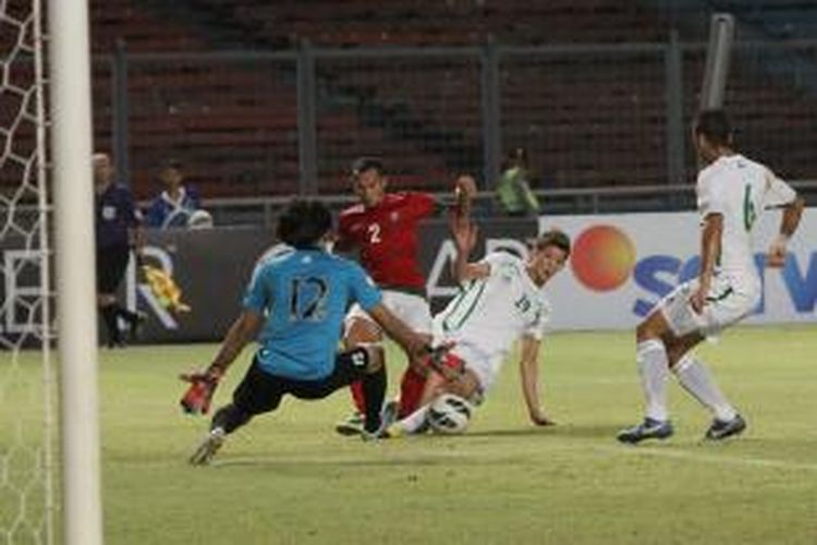 Pemain timnas Indonesia, Supardi (kaus merah) berusaha menjebol gawang Irak pada pertandingan lanjutan kualifikasi Grup C Piala Asia 2015 di Stadion Utama Gelora Bung Karno, Jakarta, Selasa (19/11/2013). Irak unggul dengan skor 2-0. Hasil tersebut memastikan Indonesia bertahan sebagai juru kunci dan gagal melaju ke putaran final Piala Asia 2015.