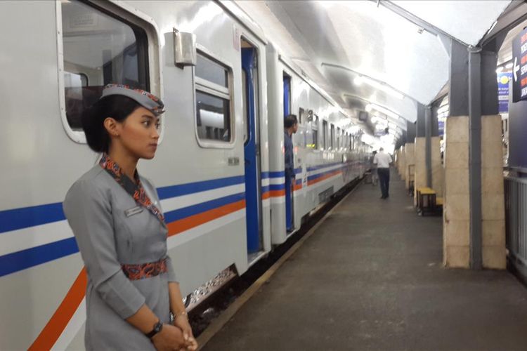 Salah satu rangkaian kereta saat bersiap berangkat di Stasiun Kota Malang, Senin (5/8/2019)