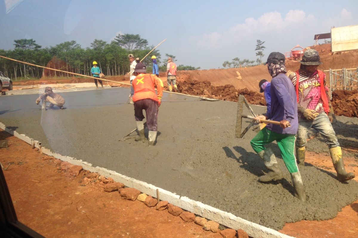 Para pekerja masih terus mengejar target rampung pembangunan ruas Tol Semarang-Batang. Gambar diambil pada Rabu (24/5/2017)