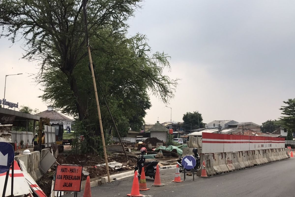 Penataan kawasan Stasiun Manggarai, Jakarta Selatan pada Kamis (17/6/2021) siang. Tampak sejumlah pekerja dan alat berat berada di penataan Kawasan Stasiun Manggarai.