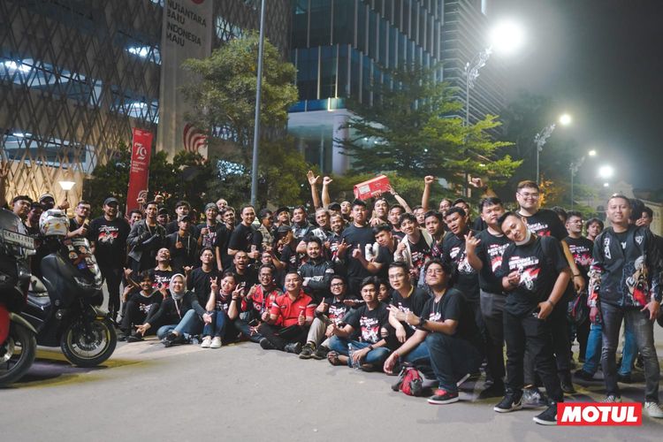 Beramai-ramai anggota komunitas motor merayakan HUT RI ke-79 dalam acara Motul Merdeka On Wheels