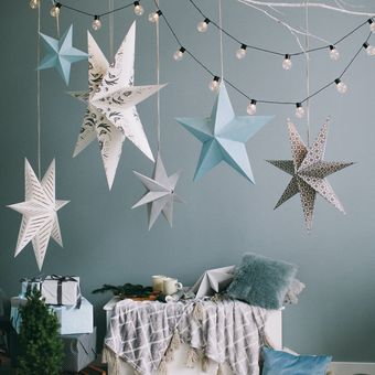 Ilustrasi dekorasi natal bernuansa biru dan putih