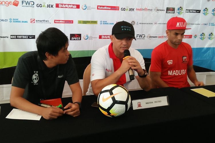 Tim Madura United memberikan keterangan pers