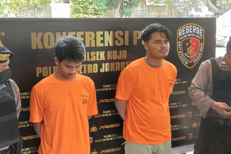 Dua tersangka pembunuhan di Koja, yakni IC (21) dan PA (25) saat ditanya Kapolres Metro Jakarta Utara Kombes Pol Gidion Arif Setyawan. 