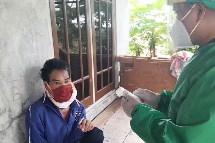 Mantan pasien Covid-19 Sujono asal Desa Tengguli, Kecamatan Tanjung Kabupaten Brebes saat dikunjungi petugas medis, Kamis (13/8/2020) (Istimewa)
